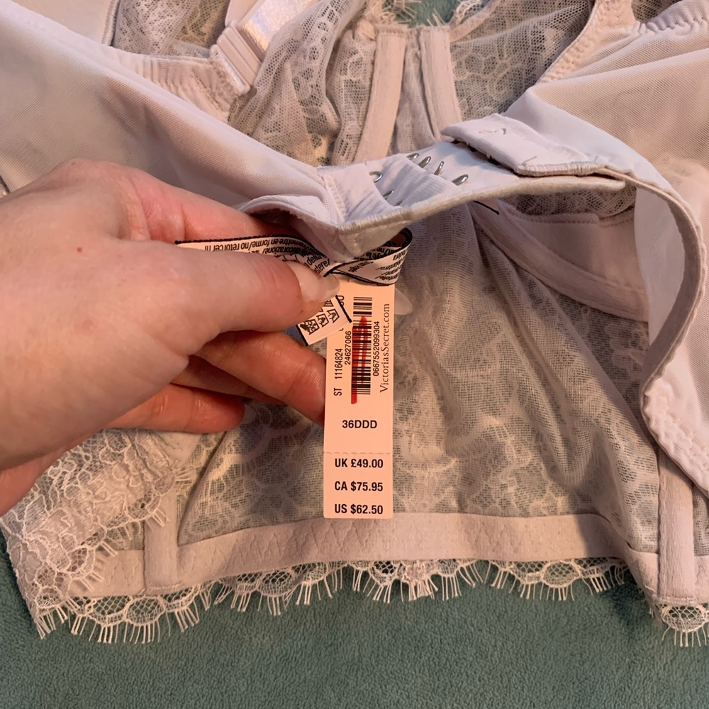 Victoria Secrets bra - Picture 3 of 3